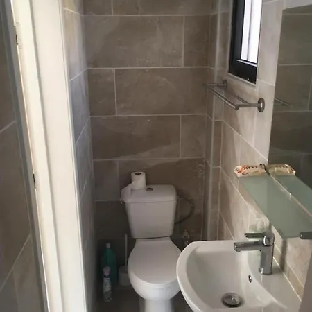 Charming 1-bed In Appartamento Larnaca